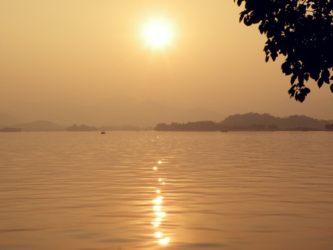 夕阳唯见水东流