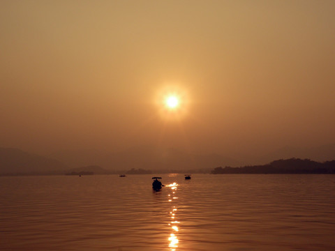 夕阳西下渔船归