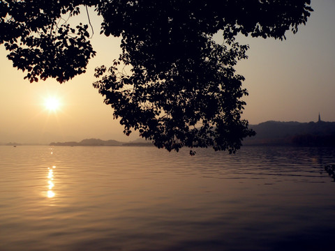 夕阳印西湖