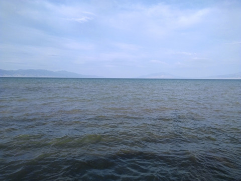 新疆赛里木湖清澈湖水