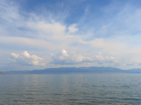 新疆赛里木湖清澈湖水水景