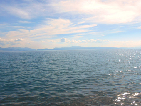 新疆赛里木湖清澈湖水水景