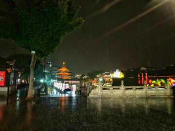 雨中南京夫子街夜景