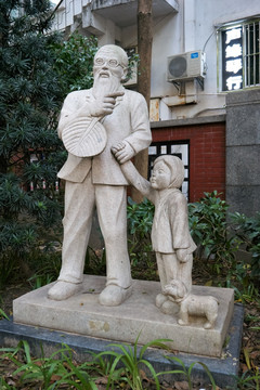 老人与小孩雕塑