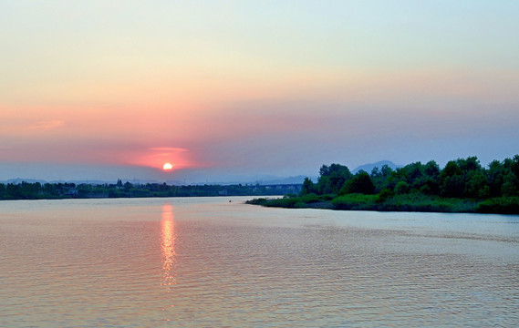 夕阳映江面