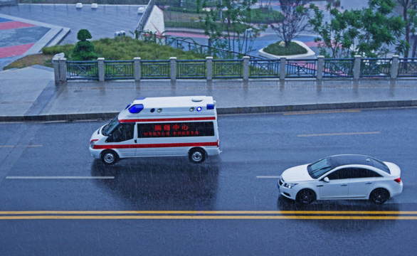 雨中行驶的救护车