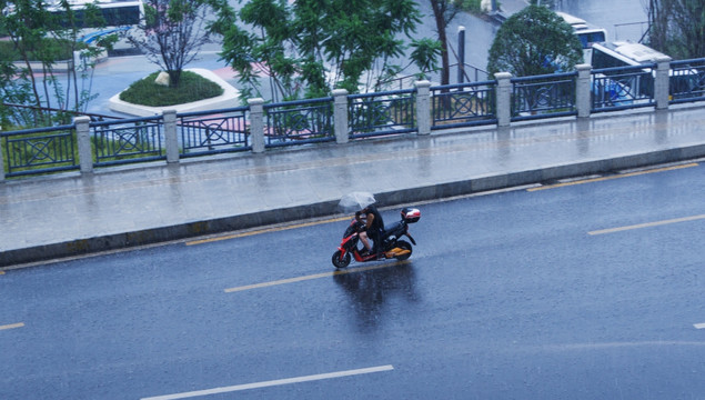 雨中行驶的摩托车