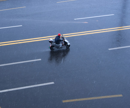 雨中行驶的摩托车