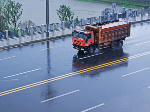 雨中行驶的大货车