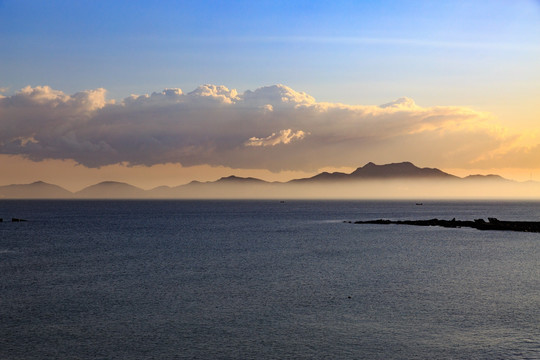 清晨天空下平静的海面