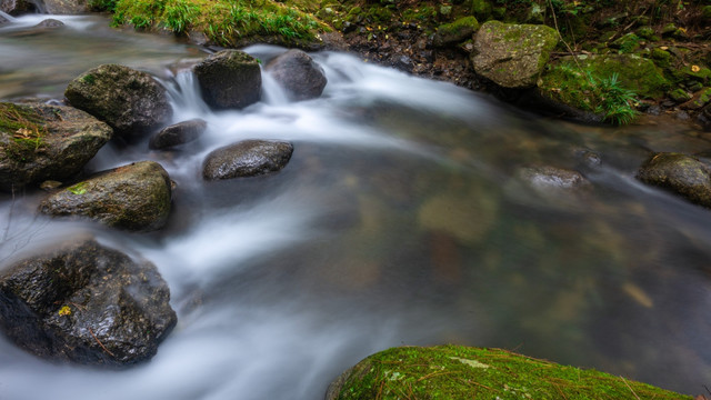 溪水