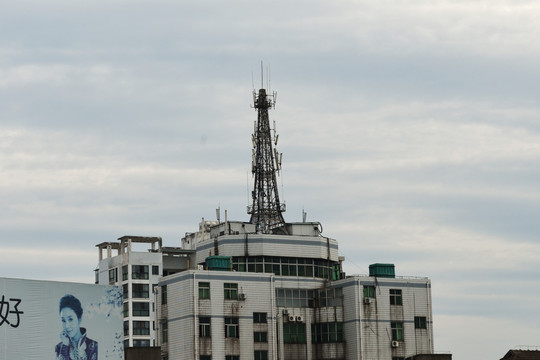 楼顶上的通讯基站