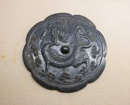 唐代盤龍紋葵花形青銅鏡