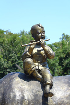 吹笛子小孩子雕像