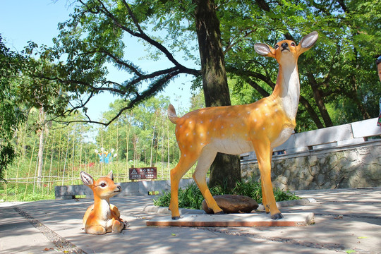 母鹿幼鹿雕像