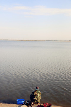 青格达湖湖边垂钓