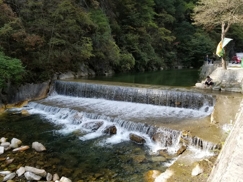 山谷溪流