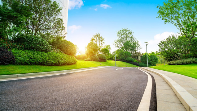 在现代大厦旁边的沥青高速公路