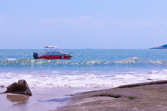 帆船大海蓝天礁石海滩海边孤帆