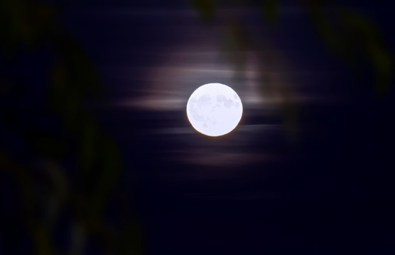 天空圆月