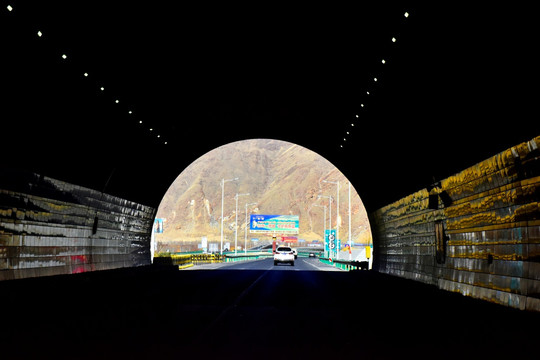 拉萨嘎拉山隧道