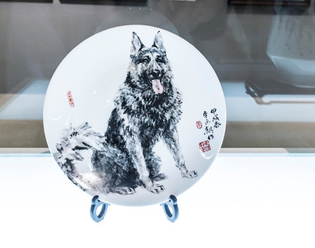 犬釉上彩瓷盘