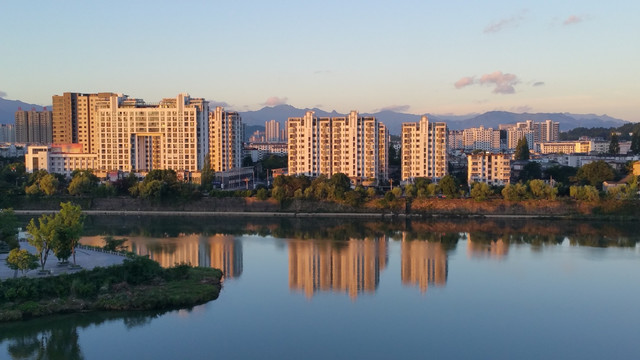 朝霞下的城市