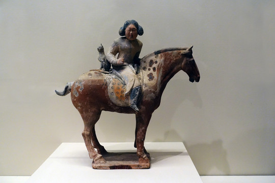 唐代彩绘陶骑马带猞猁狩猎胡女佣