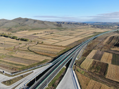 航拍公路田野