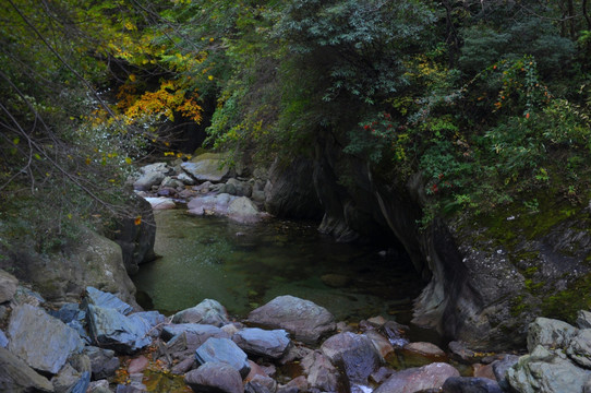 山间潭水