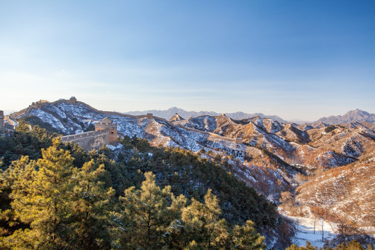 冬季长城雪景逆光金山岭