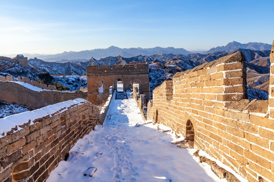 雪后金山岭长城风光