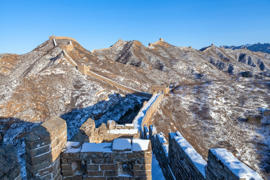 雪后金山岭长城风光