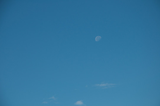 天空弯月