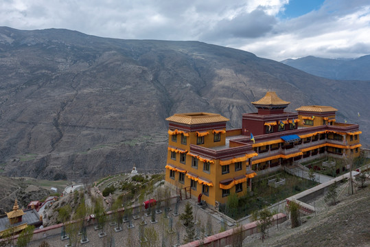 西藏洛卓沃龙寺
