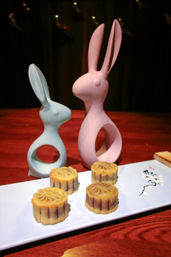 中秋月饼和陶瓷兔子