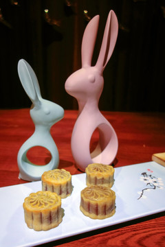 广式月饼和中秋陶瓷兔子