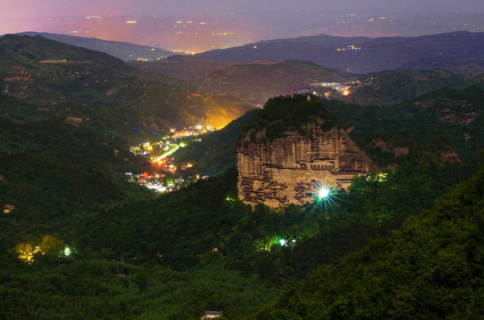 麦积山夜景