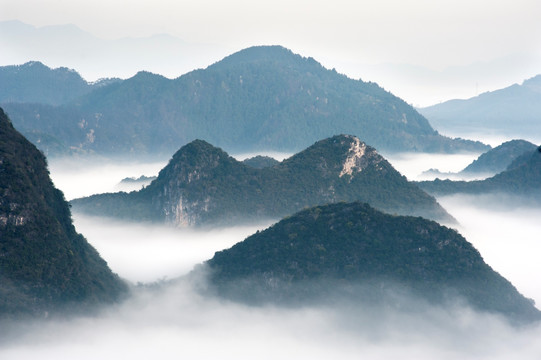 云雾中的山峦