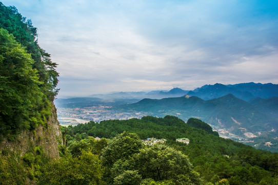 远眺青山