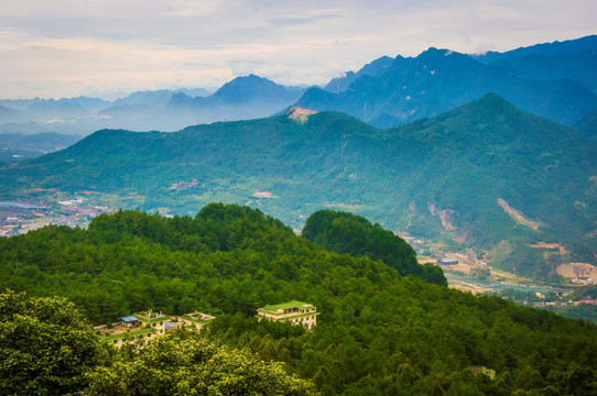 远眺青山