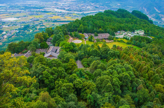 远眺青山