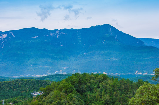 远眺青山