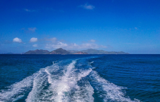 海面游艇水痕水花