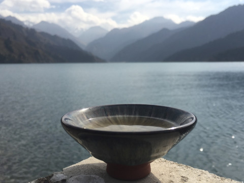 在新疆天池边品茶文化