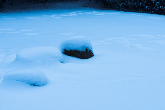 石头积雪