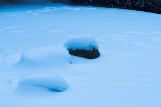 石头积雪