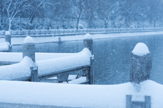 雪地栏杆