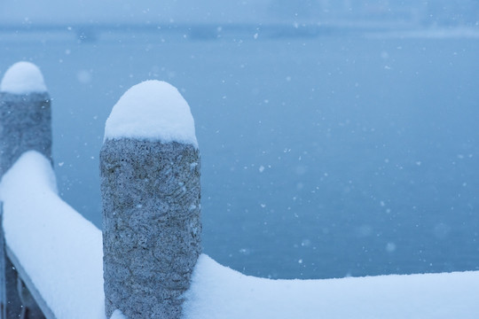 雪地栏杆