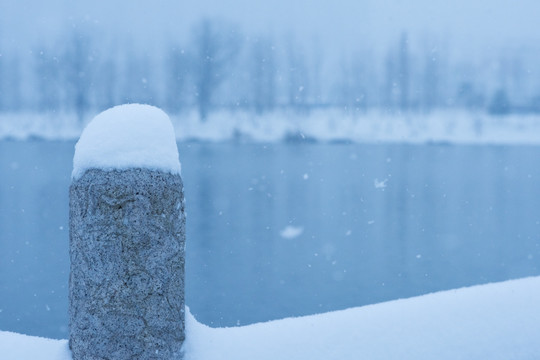 雪地栏杆